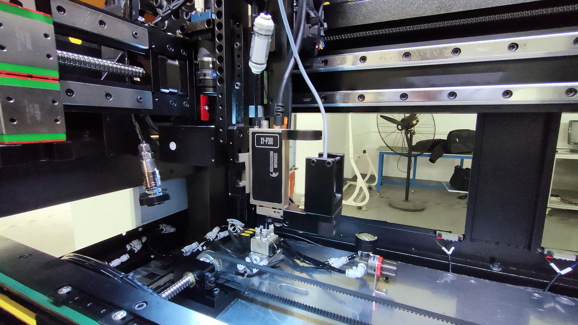 視覺自動(dòng)點(diǎn)膠機(jī).jpg 視覺自動(dòng)點(diǎn)膠機(jī).jpg