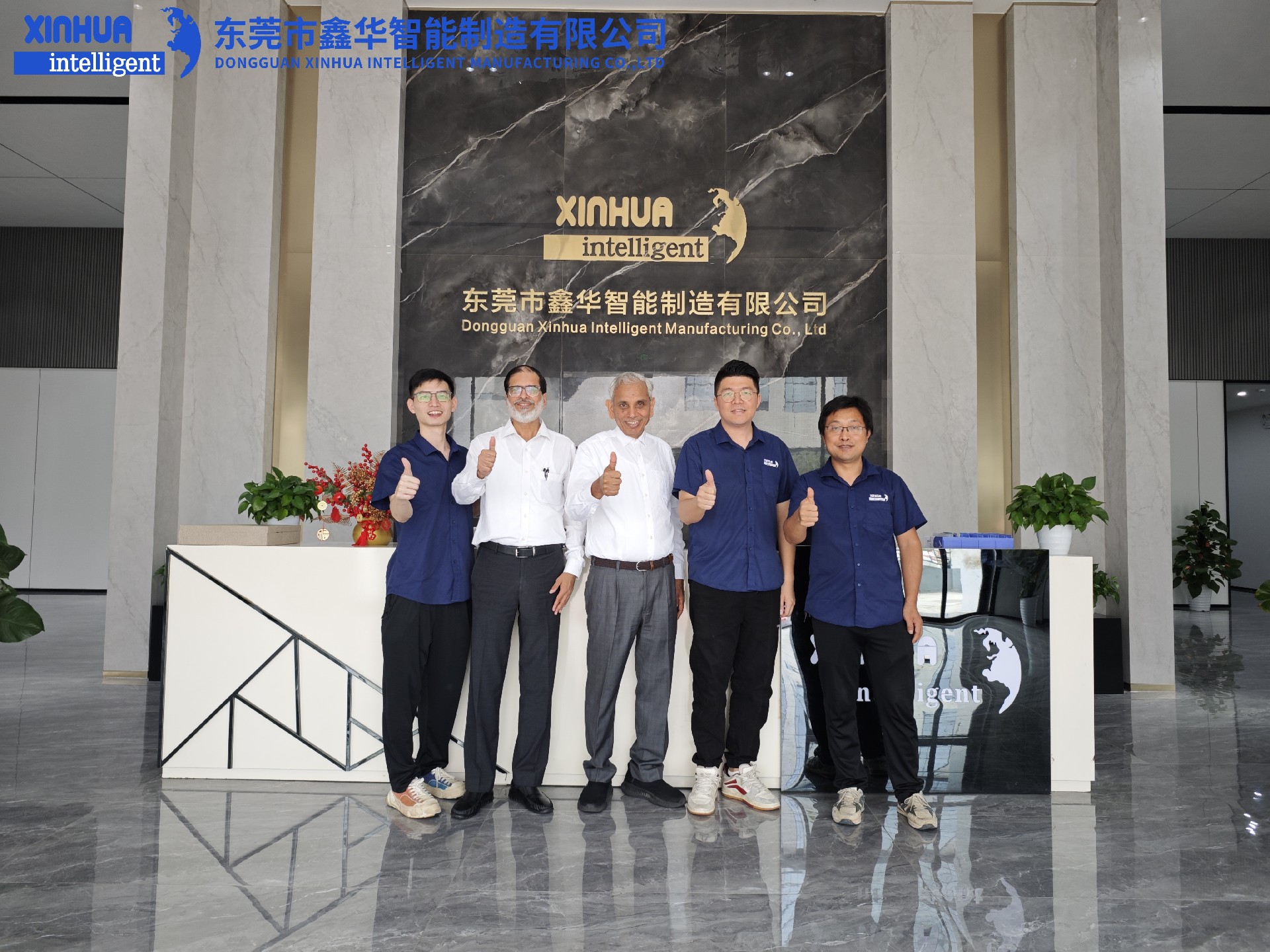 鑫華智能2位印度客戶與外貿(mào)部主管同事合影